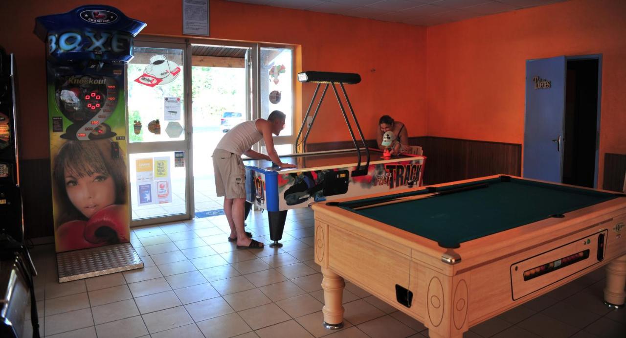 Camping Le Clos Des Pins Hotel Сент-Илер-де-Рие Екстериор снимка